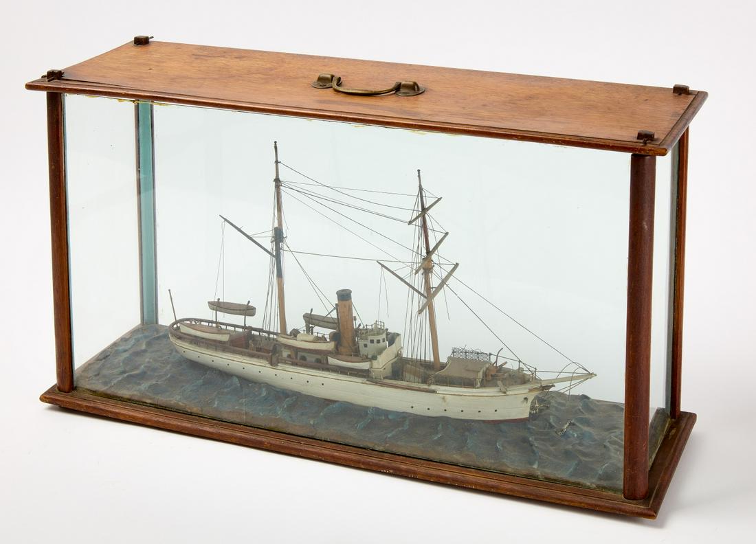 Ship 'Perry' Model in Case (1 of 5)