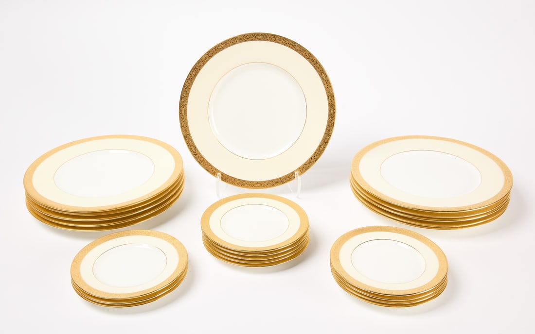 Tatman Chicago - Set of Plates and Saucers: Tatman Chicago - Set of 11 plates and 12 saucers. Made in England. H3046 printed on the bottoms along with Tatman Chicago logo. Plates: D 10-3/8". Saucer: D 6-1/4". Condition: Great condition, with so
