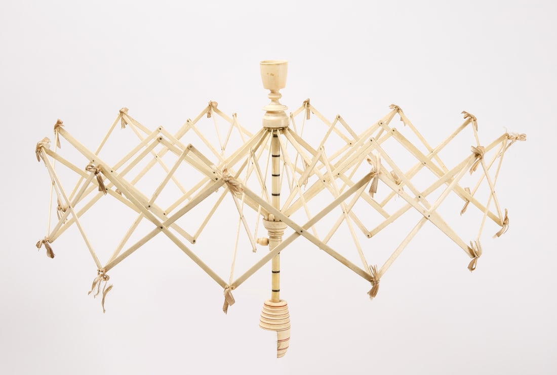 Marine Sailor Made Bone Yarn Swift: Sailor made, nautical yarn swift. Bone, 19th century. L 17-1/4". Condition: Some broken pieces, collected in bag. Link for high-res images: https://www.dropbox.com/scl/fo/td29fml5h48d9hx3b0okc/h?rlkey