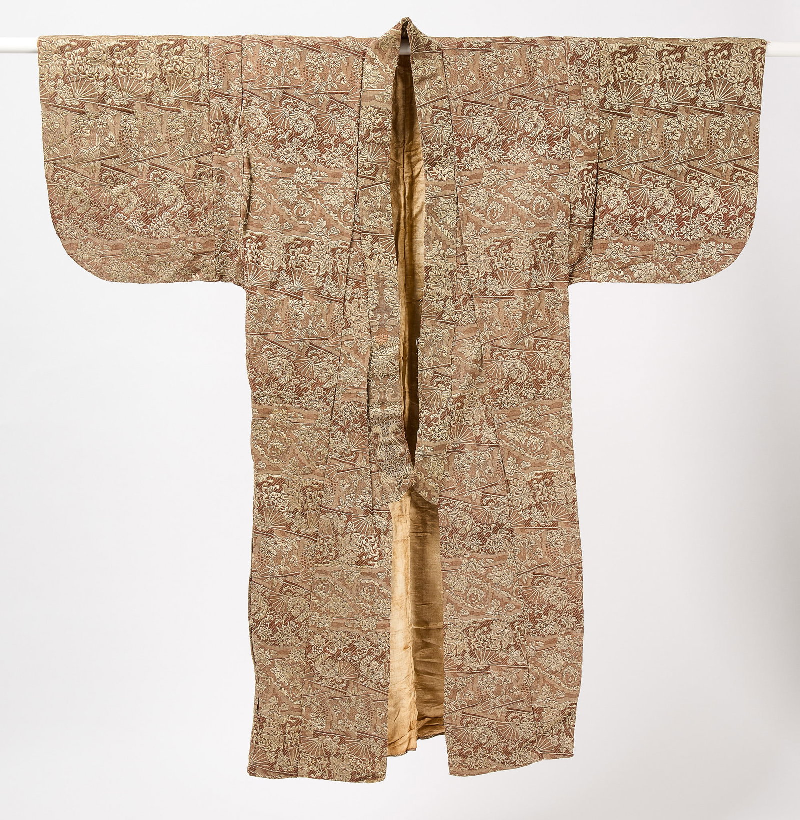 Kimono: Kimono. L 55" W 53" Condition: Excellent with minor imperfections. Link to high-res images: https://www.dropbox.com/scl/fo/pk3pxzqa8ada3zzjb7pxq/h?rlkey=g89j5vn5anz461x7p1o0eq93d&dl=0