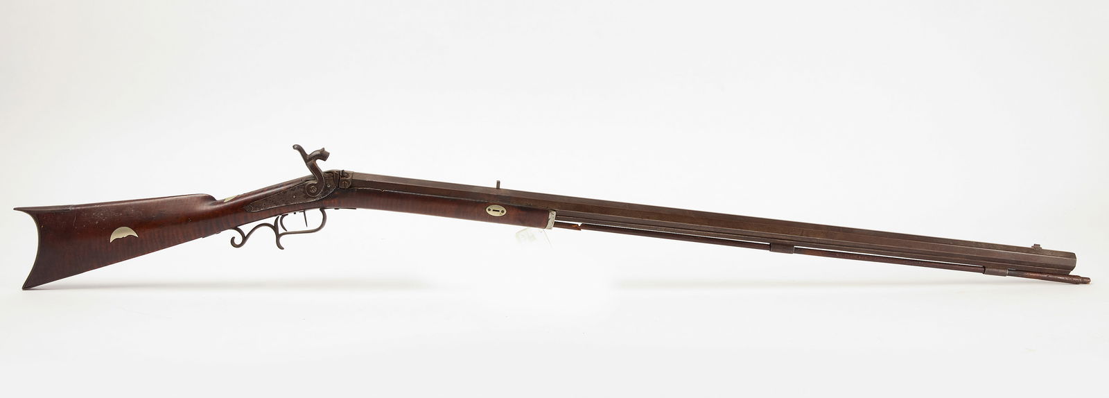 H. Burns Persussion Rifle - Tiger Maple Stock: H. Burns percussion rifle with original tiger maple stock. Metal inlay, octagon barrel. American, mid-19th century. Total: L 55". Barrel: L 38". Condition: Wood pin that holds firearm togeth