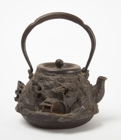 Fine Meiji Period Cast Iron Tetsubin