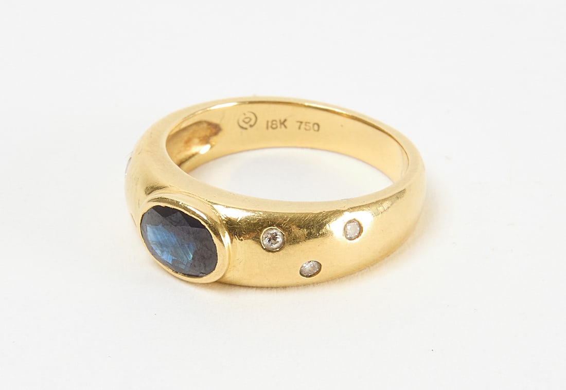 18K Ring with Diamond and Sapphire: 18K Ring with Diamond and Sapphire. Stamped. Size: 6 Weight: 3.7 dwt. Condition: Good condition. No damage noted. Wearable. 