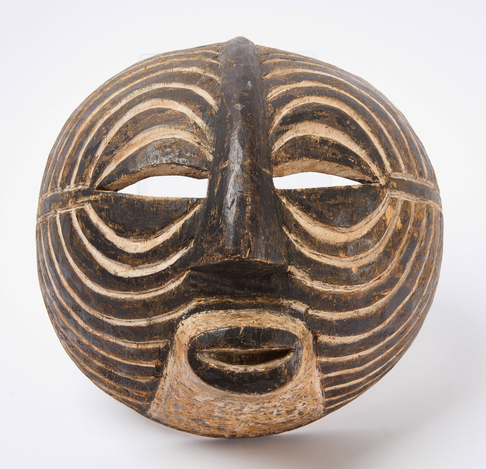 Zimbabwe Tribal Mask: Tribal mask. Zimbabwe. D 13-1/4 in. Provenance: Collection of Jeffery Myers. Condition: Minor imperfections. Link for high-res images: https://www.dropbox.com/scl/fo/otaly6uul2so4lswh