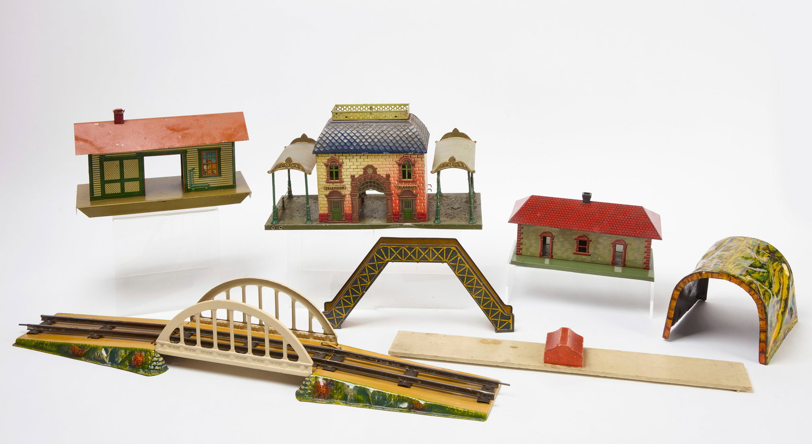 Group of Vintage Train Set Structures (1 of 5)