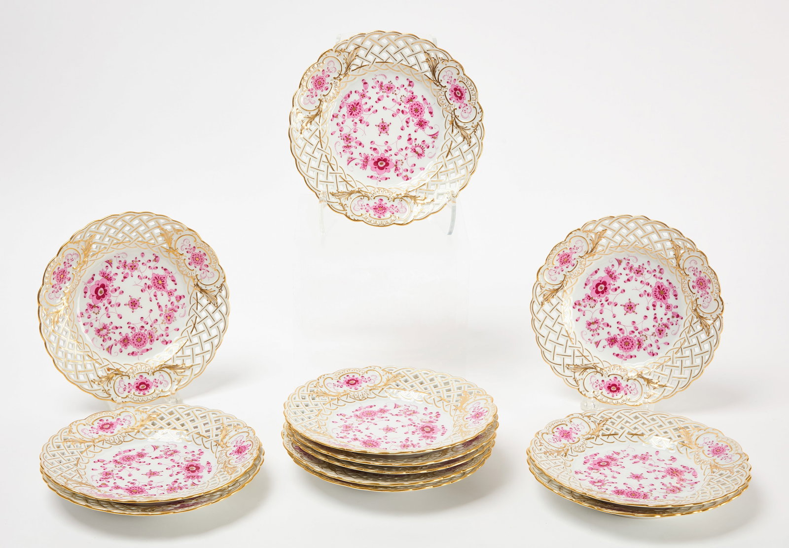 Twelve Meissen 'Purple Indian' Reticulated Plates: Twelve Meissen 'Purple Indian' reticulated plates. Circa 1900. D 7-7/8 in.