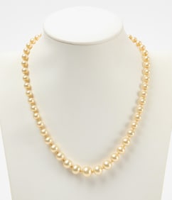 Graduated Pearls with 18k White Gold and Diamonds Clasp