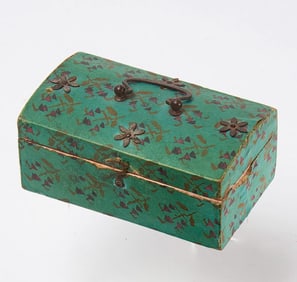 Dollhouse Lidded Trunk and Rug