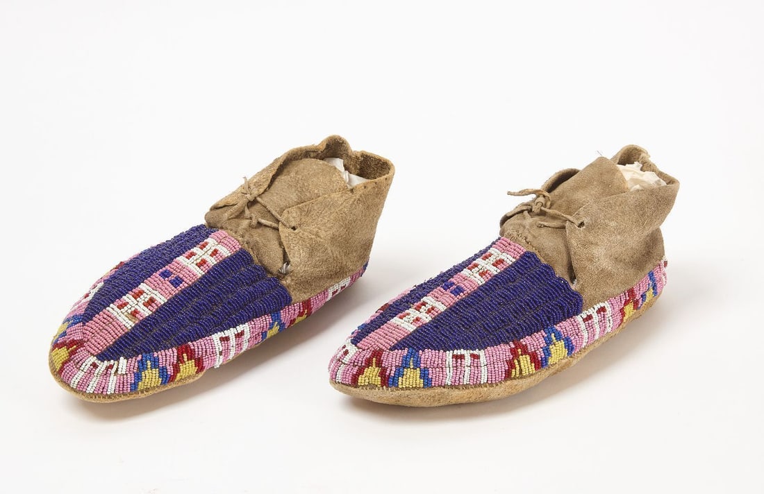 Pair of Plains Moccasins (1 of 4)