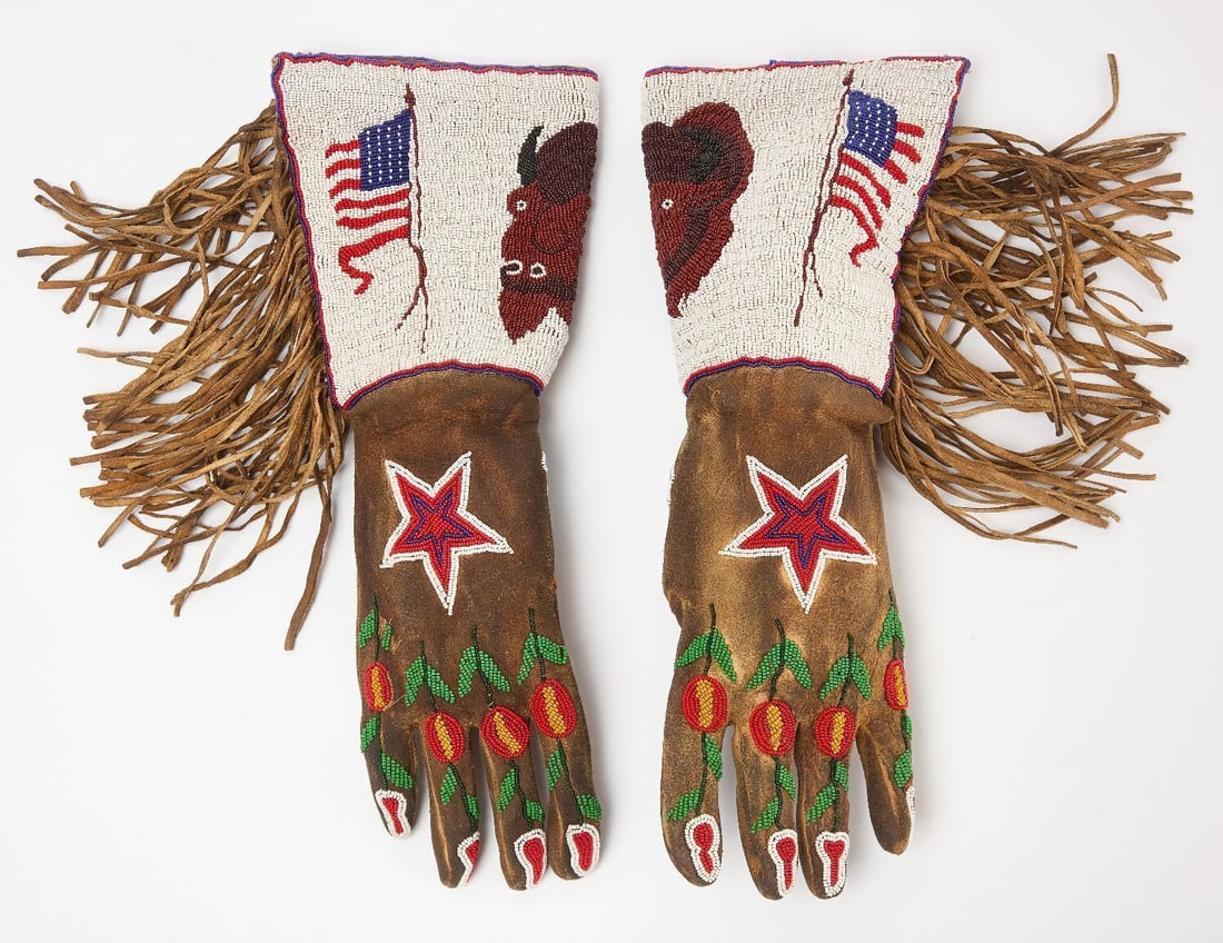 Pair of Buffalo Bill Gauntlets (1 of 5)