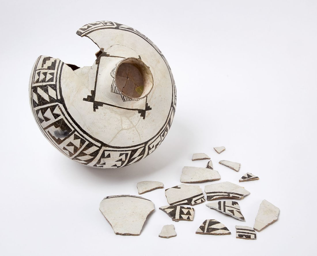 Anasazi Snowflake Black-on-White Storage Jar (1 of 2)