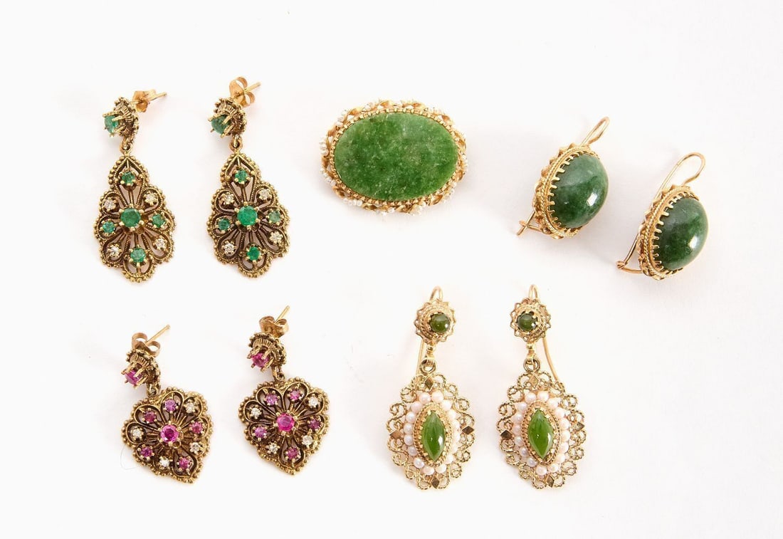 Four Pairs of 14k Gold Earrings, and Pin: Four pairs of 14k gold earrings plus a pin. Pieces either stamped or acid tested. One set of jade drop earrings set with oval cabachon stones in ropework metal mounts, together with a jade and seedpea