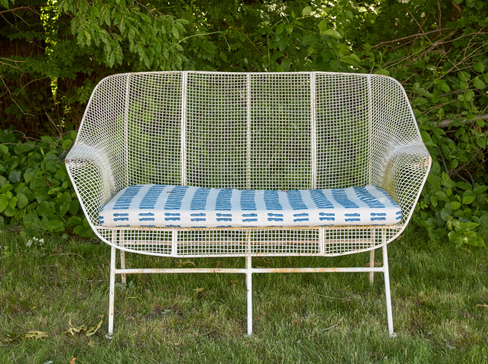 Outdoor Sculptura Settee (1 of 4)