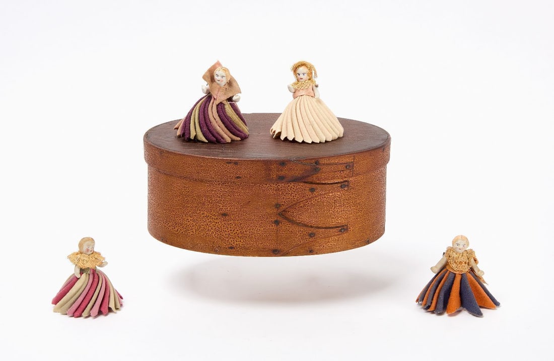 Shaker Storage Box with Four Pen Wipe Dolls: Shaker 3-finger oval pantry box. Together with its contents of 4 Shaker porcelain and fabric pen wipe dolls. New England, mid to late 19th century. Collection of John Raye. H 3-1/4 in. W 8 in. D