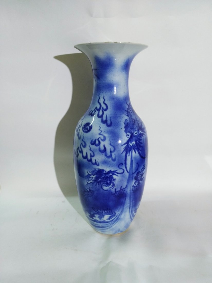 A chinese B-W dragon vase (1 of 11)