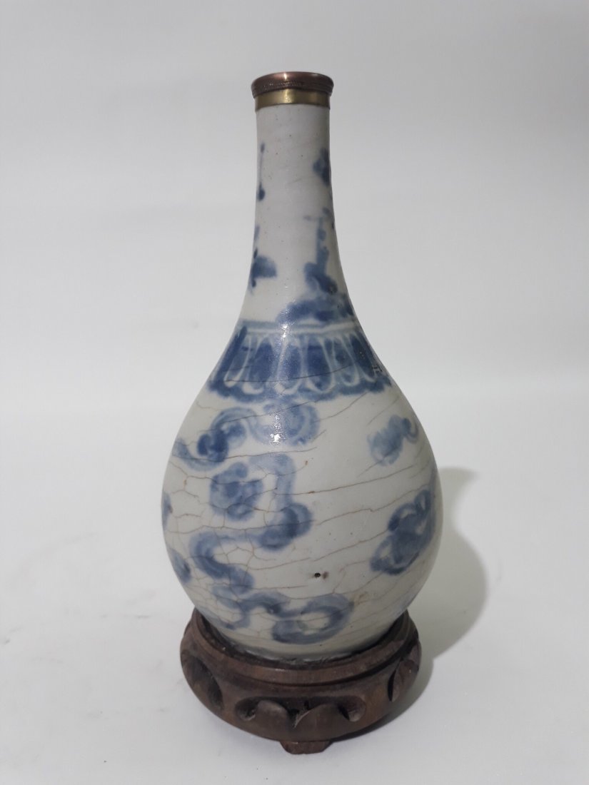 A chinese B-W bottle vase, Ming dynasty (1 of 4)