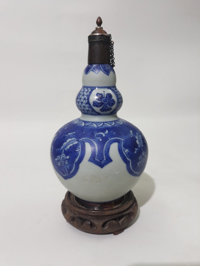 A chinese B-W double-gourd bottle vase (1 of 7)