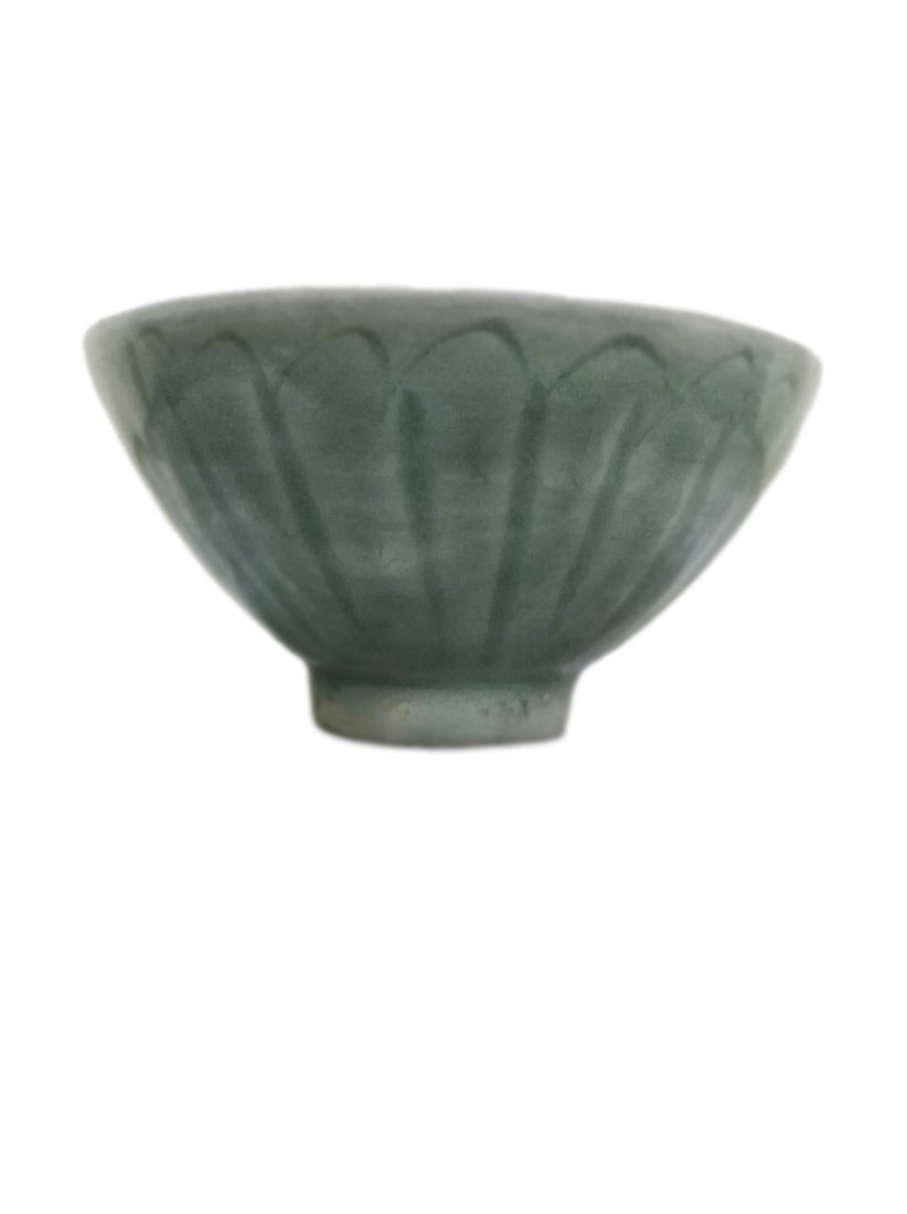 A stoneware celadon glaze bowl, Ming Dyn (1 of 7)