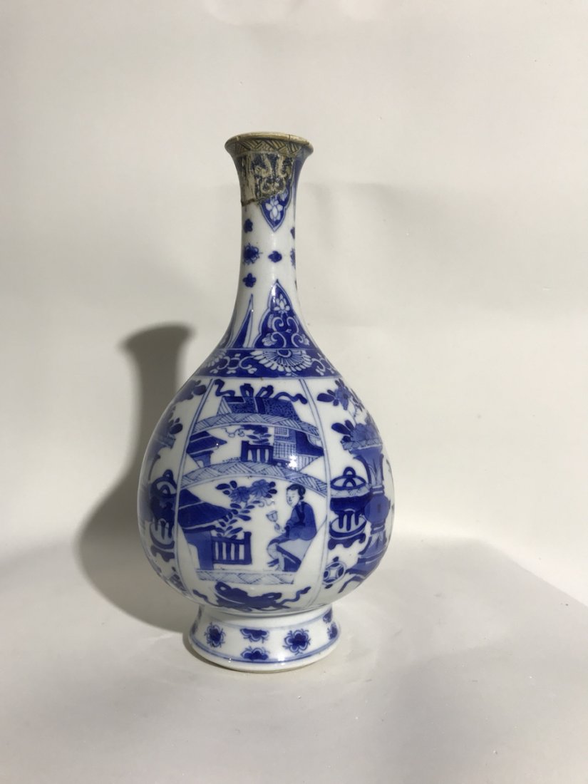 A Chinese blue and white vase (1 of 9)