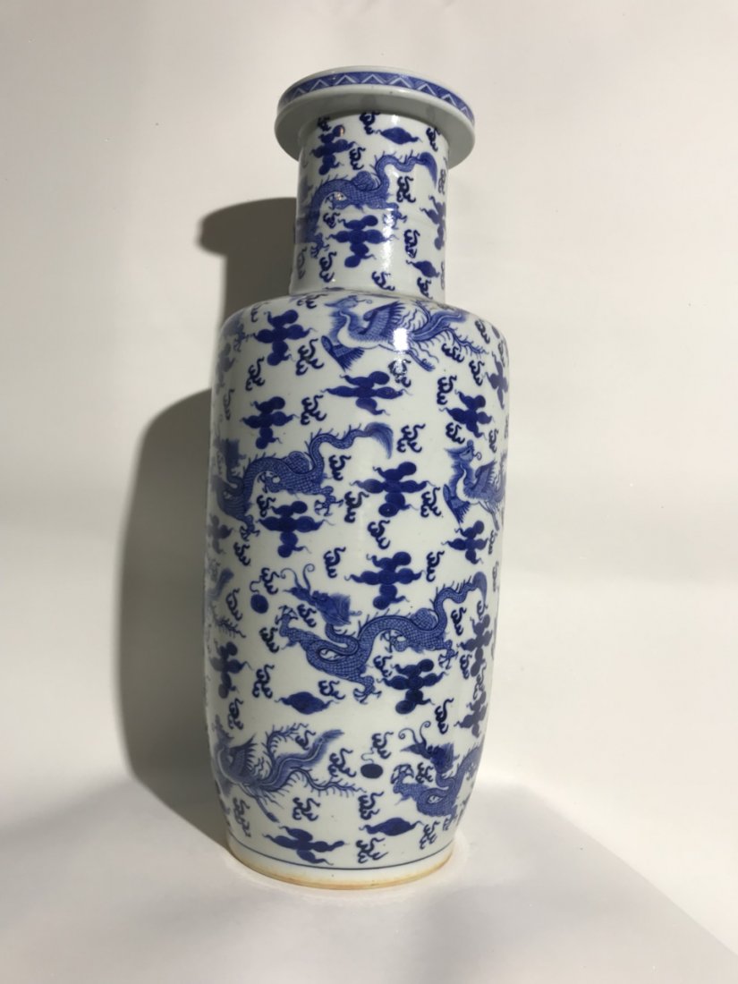 A chinese B-W rouleau vase (1 of 13)