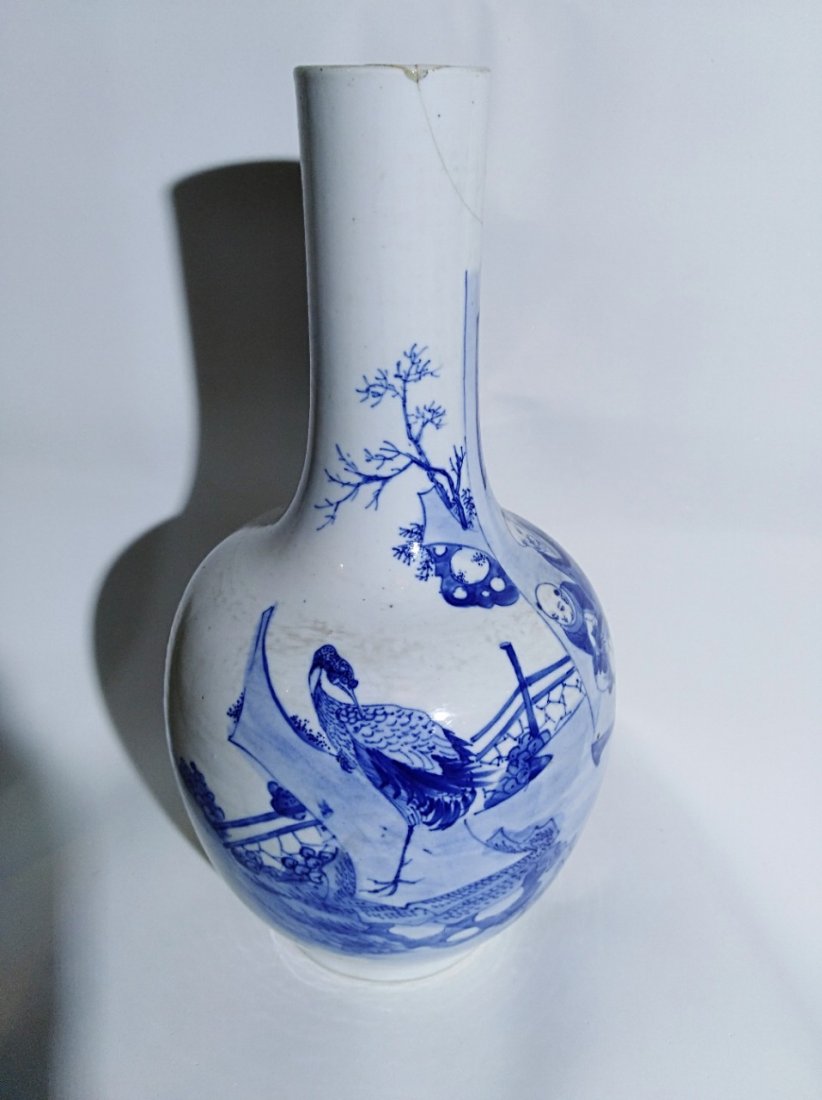 A beautiful chinese B-W porcelain vase (1 of 10)