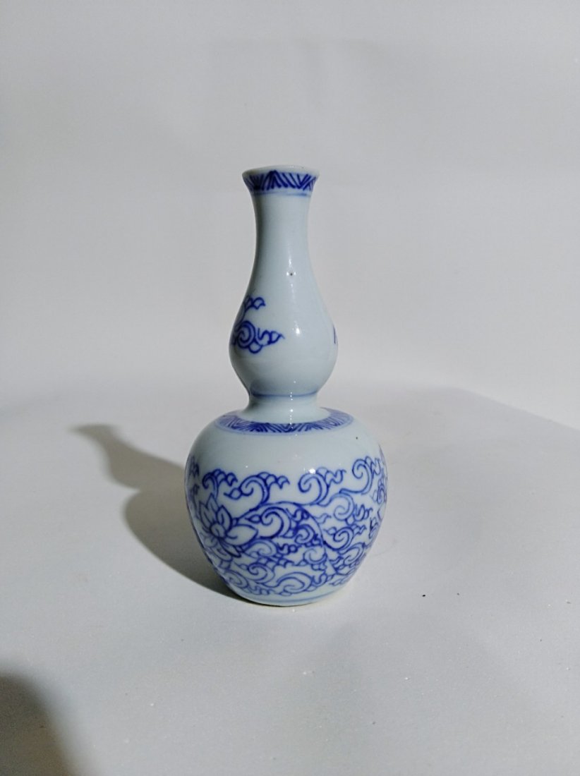 A chinese B-W double-gourd vase (1 of 7)