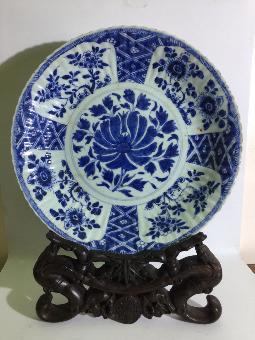 A chinese B-W flower dish, Kangxi (1 of 10)