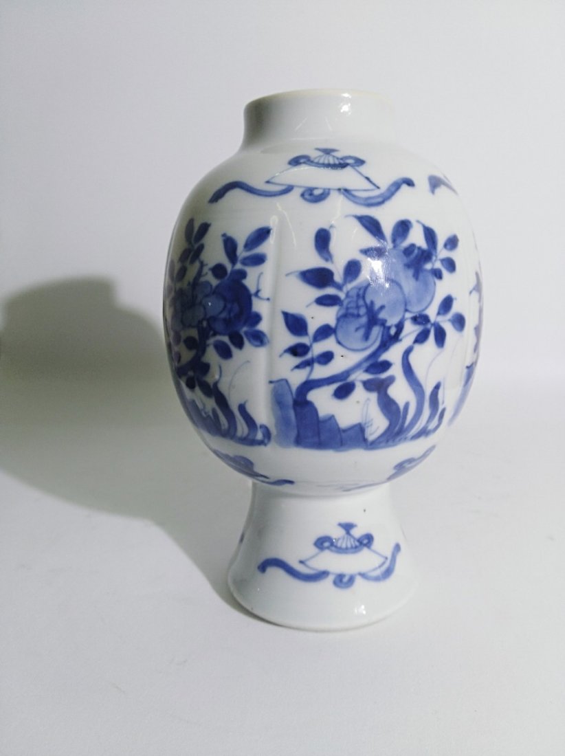 A Chinese B-W vase with floral design, Kangxi (1 of 10)