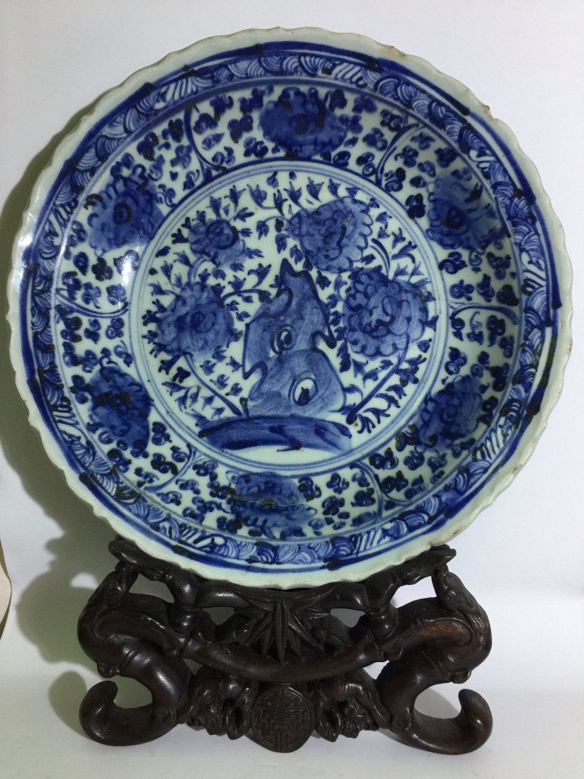 A Chinese B-W early Ming dish with floral design,15th C (1 of 10)