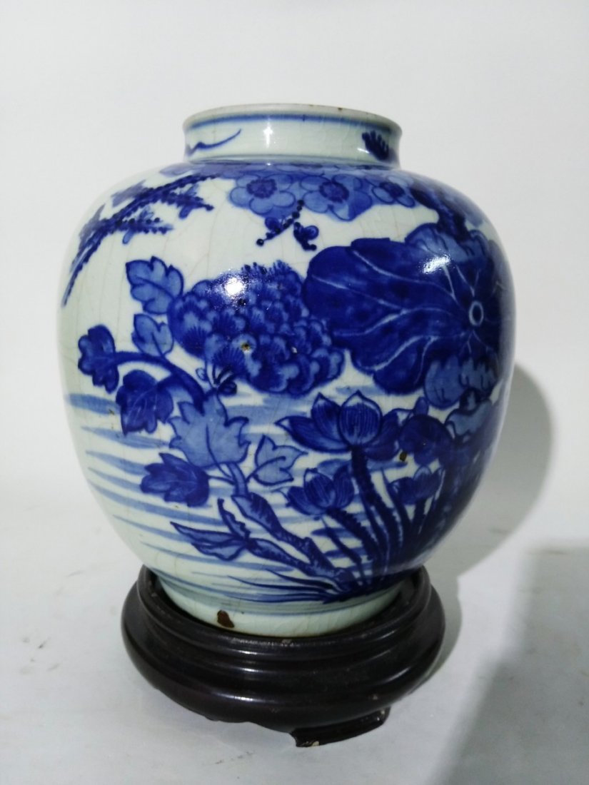A blue and white vase of the 17th century (1 of 11)