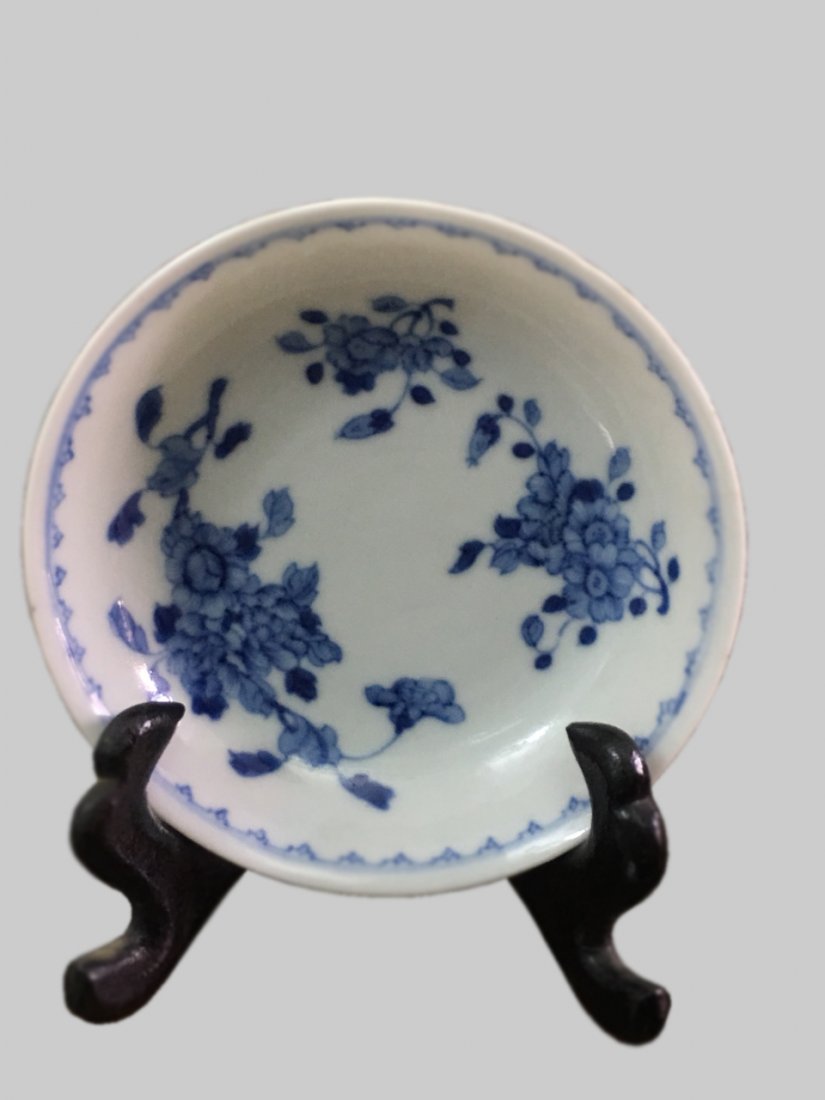 A chinese B-W dish with floral design (1 of 7)