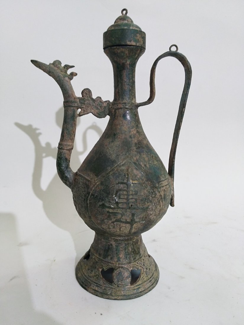 A vietnamese bronze wine ewer, 15/16th C.: A vietnamese bronze wine ewer with original lid. 15/16th century (Le dynasty). Height incl. lid: 26cm, largest width 15cm.