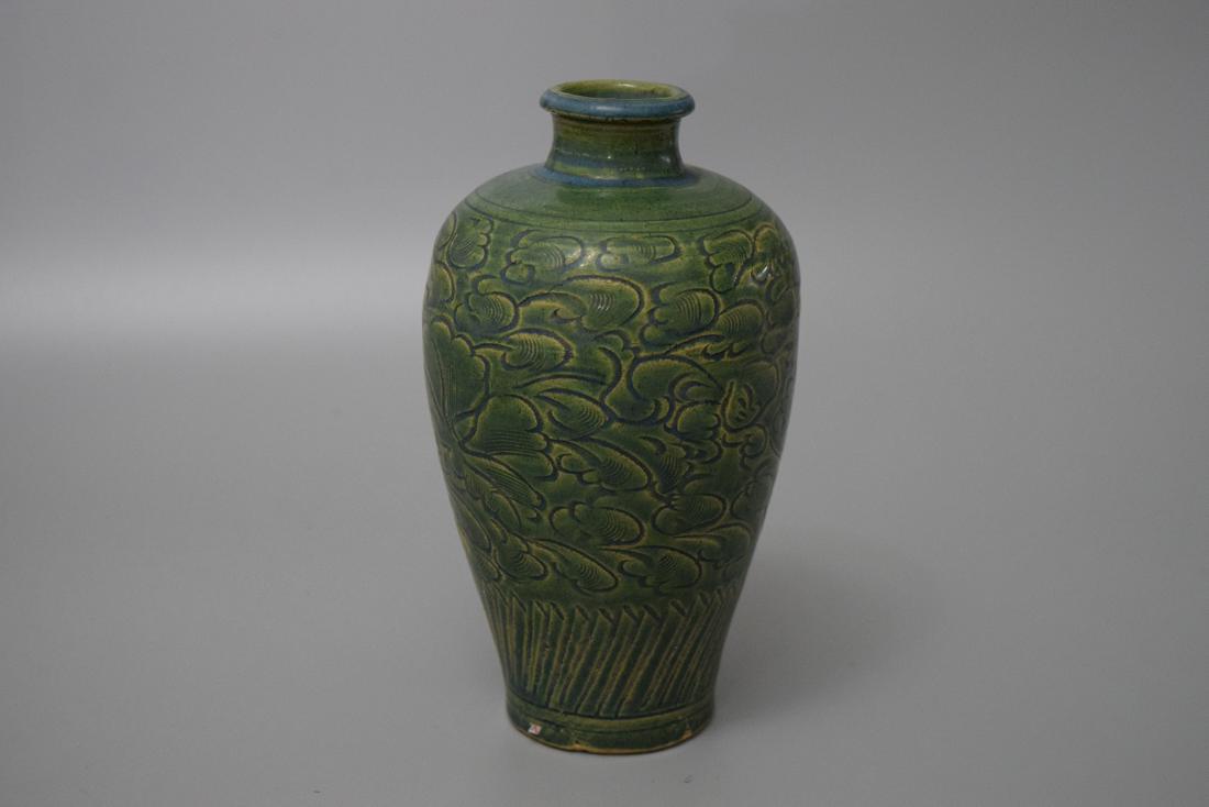 A CARVED GREEN-GLAZED GE-TYPE MEIPING VASE, SONG (1 of 4)