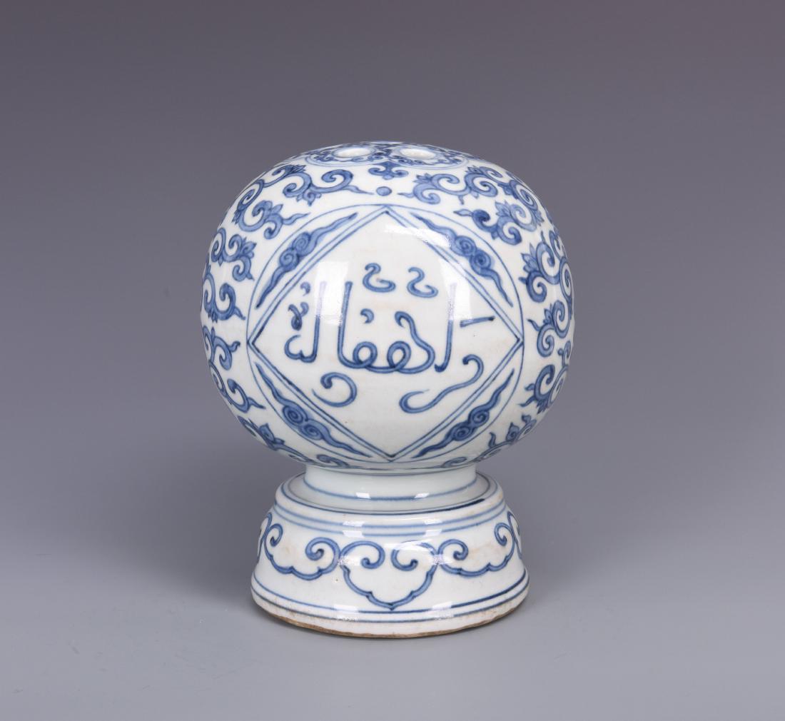 A VERY RARE BLUE AND WHITE GLOBULAR VASE, ZHENGDE (1 of 8)