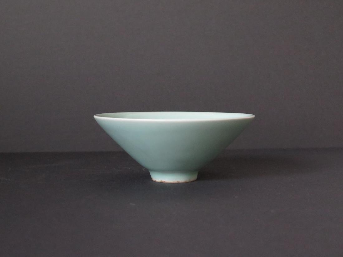 A LONGQUAN CELADON CONICAL BOWL, SONG DYNASTY (1 of 9)