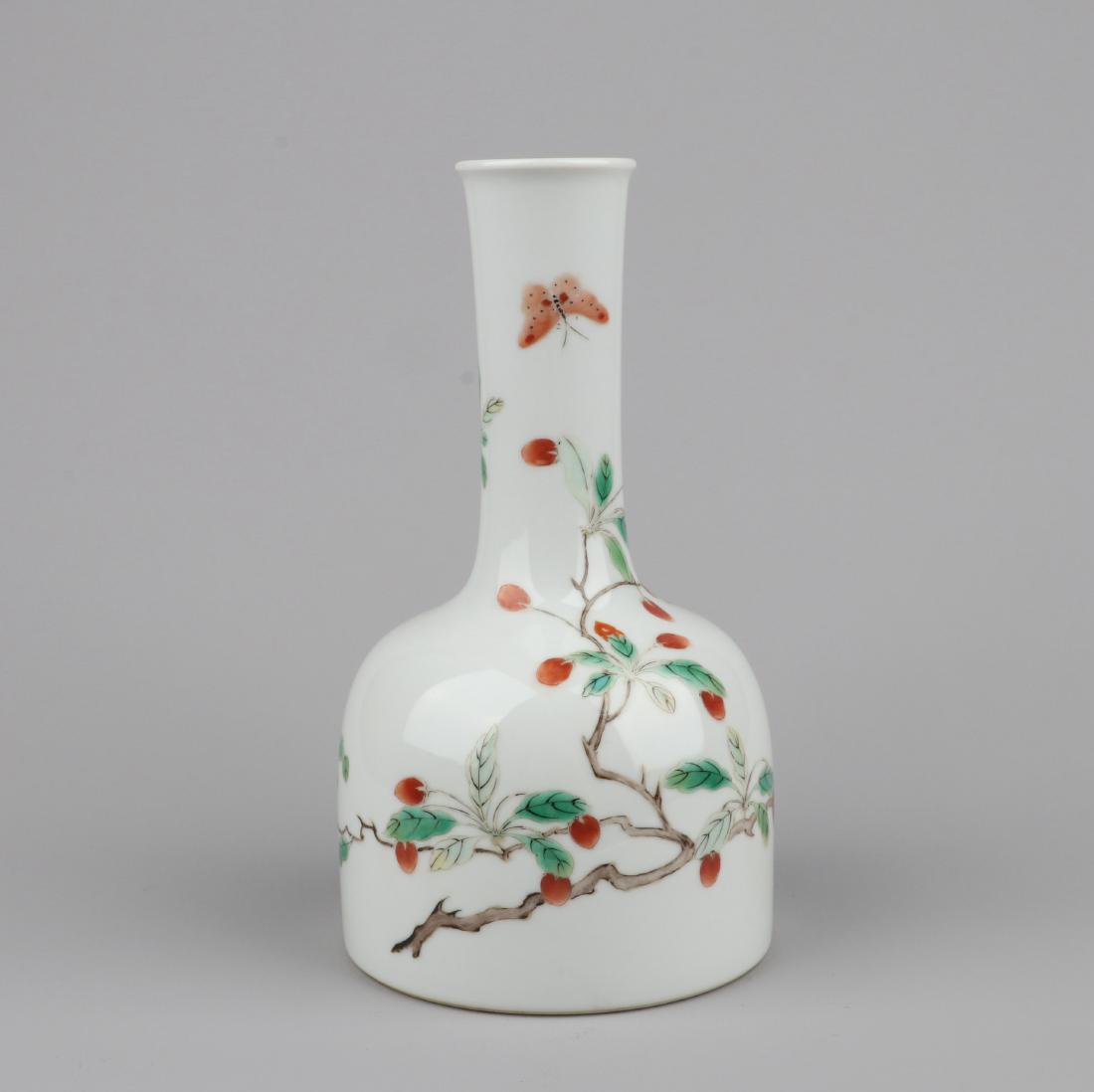 A CHINESE FAMILLE VERT MALLET VASE, KANGXI MARK (1 of 9)