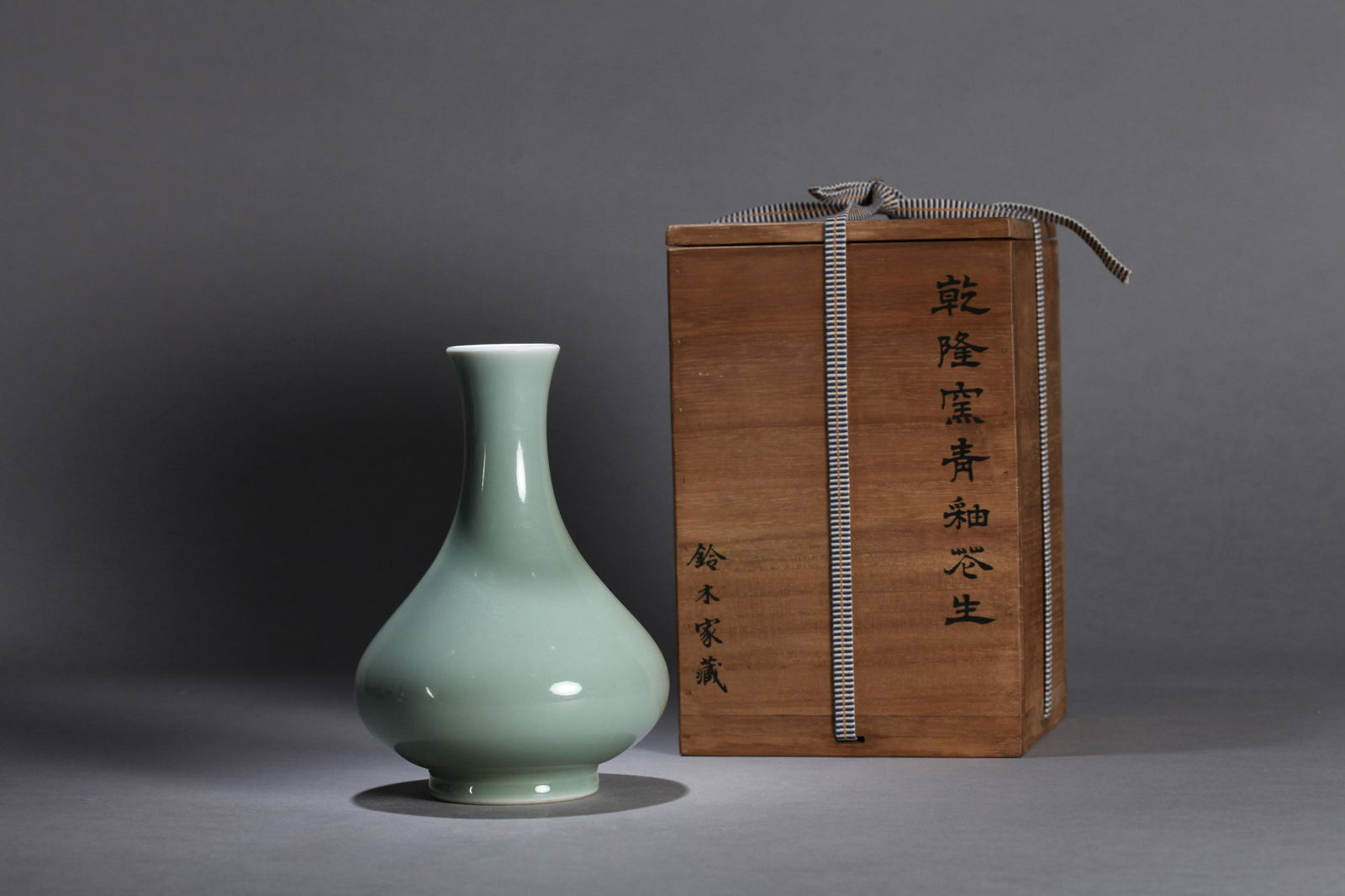 A CHINESE CELADON GLAZED VASE, QIANLONG MARK, QING (1 of 8)