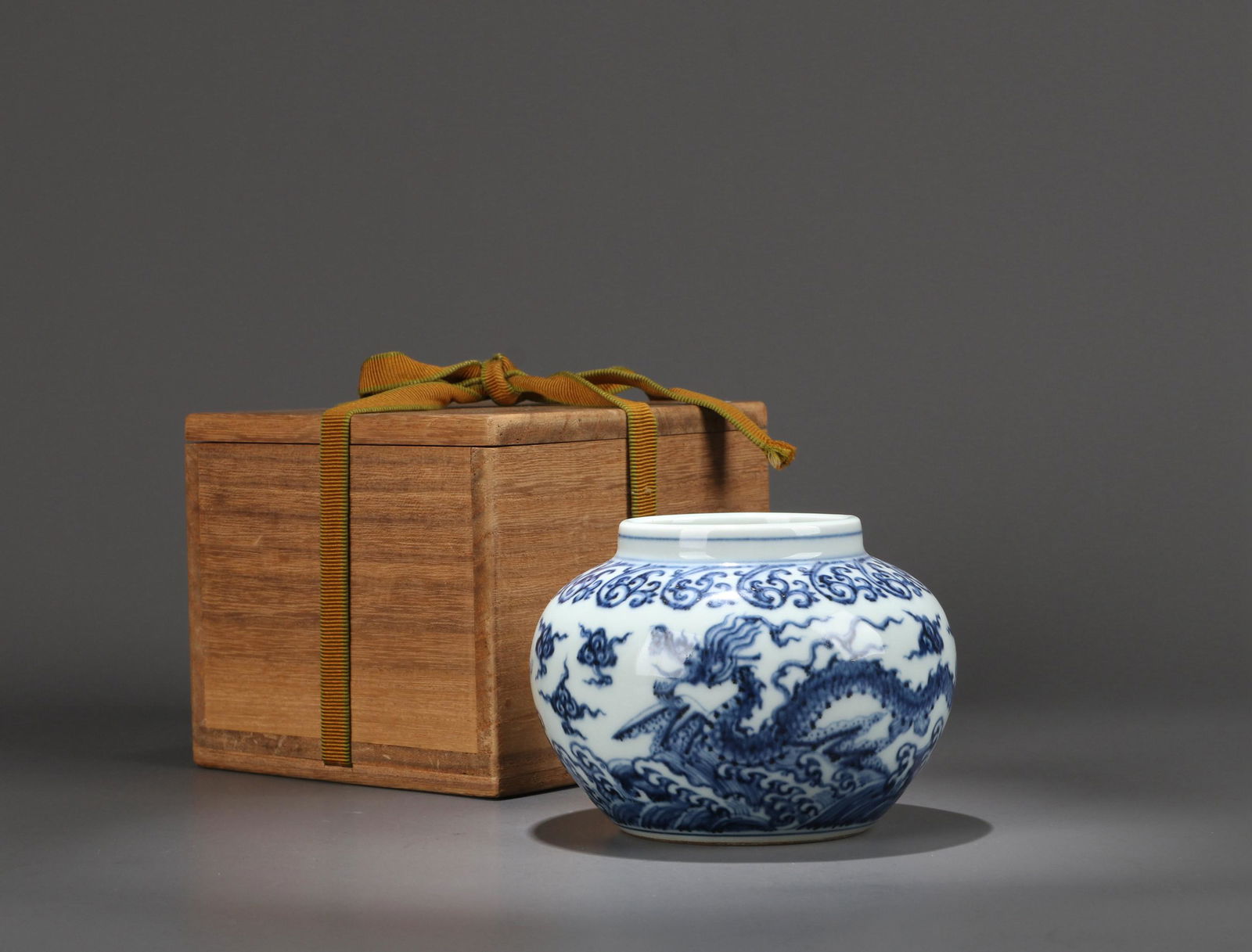 A CHINESE BLUE AND WHITE JARLET WITH JAPANESE BOX, (1 of 9)