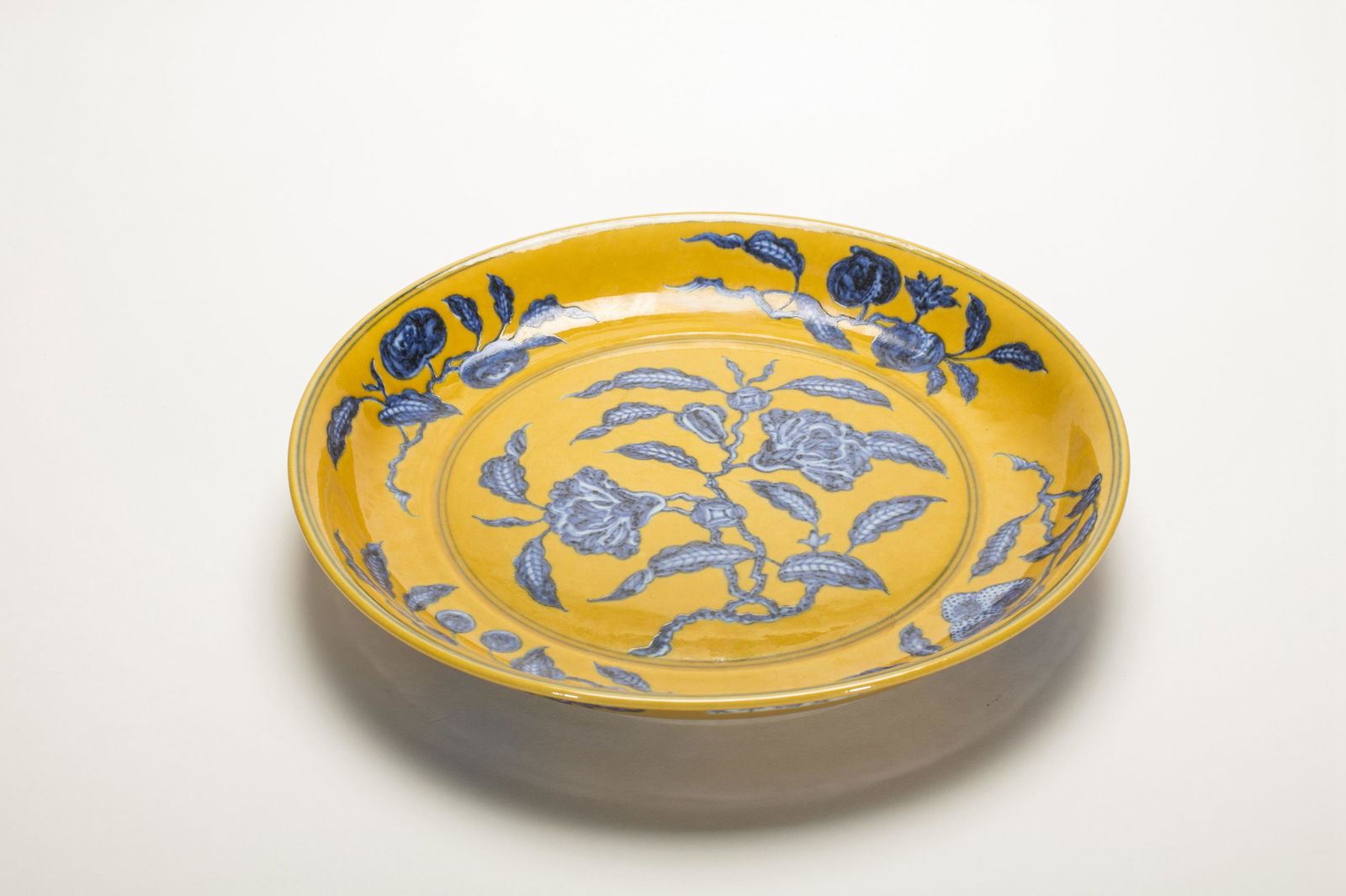A CHINESE YELLOW GROUND BLUE DECORATED CHARGER, XUANDE (1 of 5)