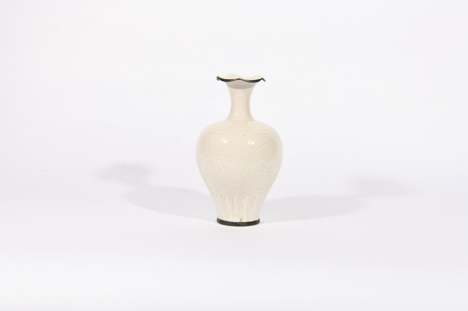 A CHINESE DING TYPE VASE (1 of 4)