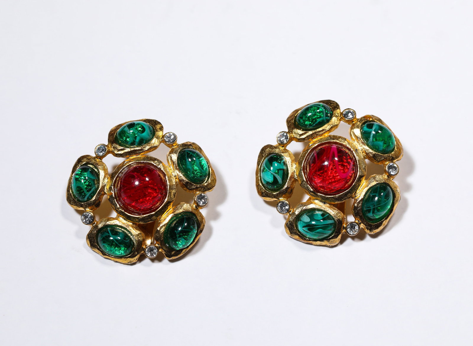 A PAIR OF FLORAL EARRINGS: WEIGHT 21 G; WIDTH 3.1 CM