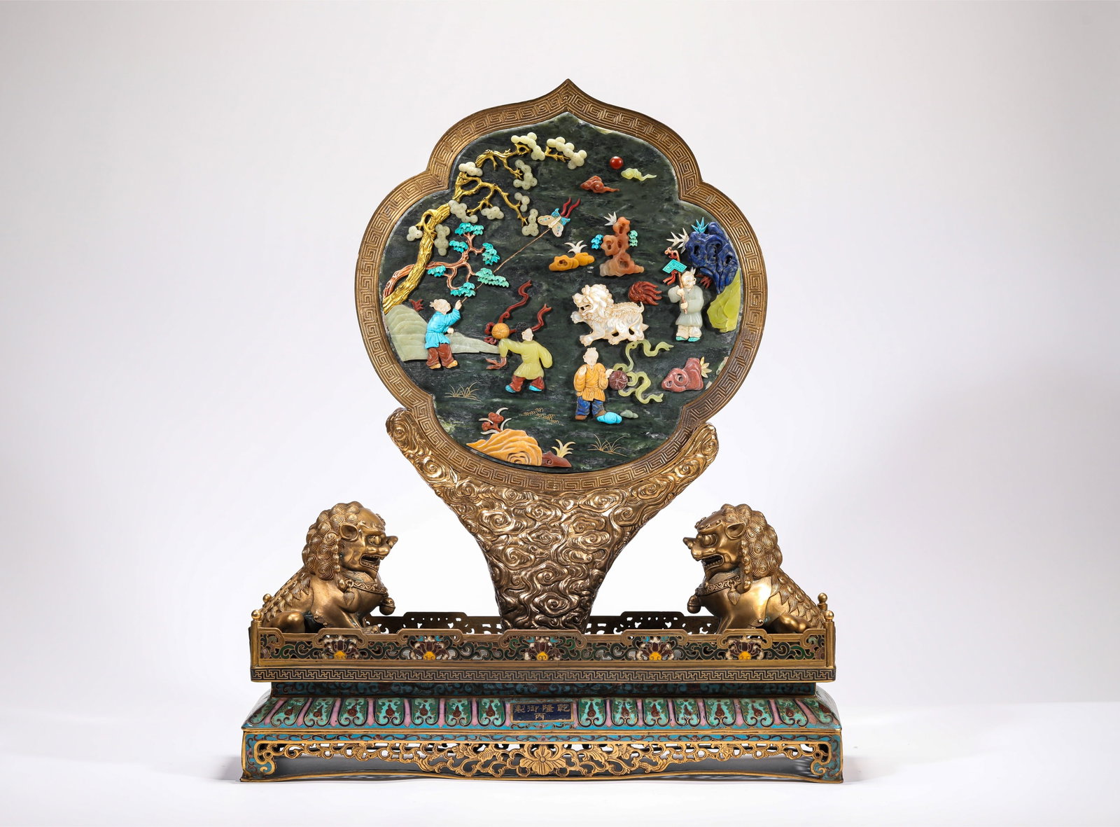 A CLOISONNÉ ENAMEL AND HARDSTONE-INLAID TABLE SCREEN WITH LION FINIAL: WEIGHT 9.8 KG; LENGTH 48 CM × WIDTH 12.2 CM × HEIGHT 56 CM