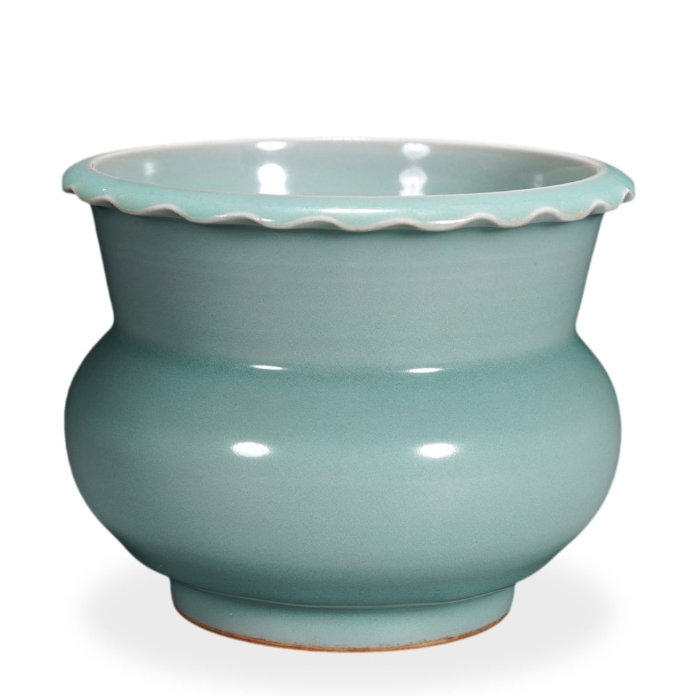 SONG DYNASTY RU WARE SKY-BLUE GLAZED FLOWER-MOUTH ZHADOU: 4 1/8 x 5 1/2 in (10.5 x 14 cm) Song Dynasty Ru Ware Sky-Blue Glazed Flower-Mouth Zhadou Dimensions: H: 4 1/8 in (10.5 cm); W: 5 1/2 in (14 cm) This rare and exquisite zhadou (a small spittoon-form ve