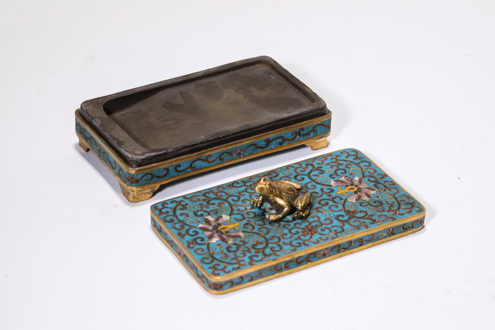 A CLOISONNÉ ENAMEL INKSTONE WITH TOAD FINIAL: WEIGHT 800 G; LENGTH 14 CM × WIDTH 8 CM × HEIGHT 6 CM