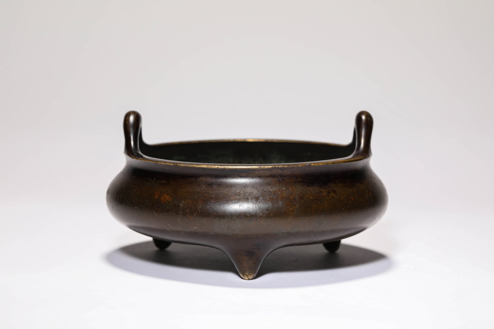 A BRONZE CENSER WITH FLARED HANDLES: WEIGHT 1630 G; WIDTH 17.1 CM × HEIGHT 9.1 CM