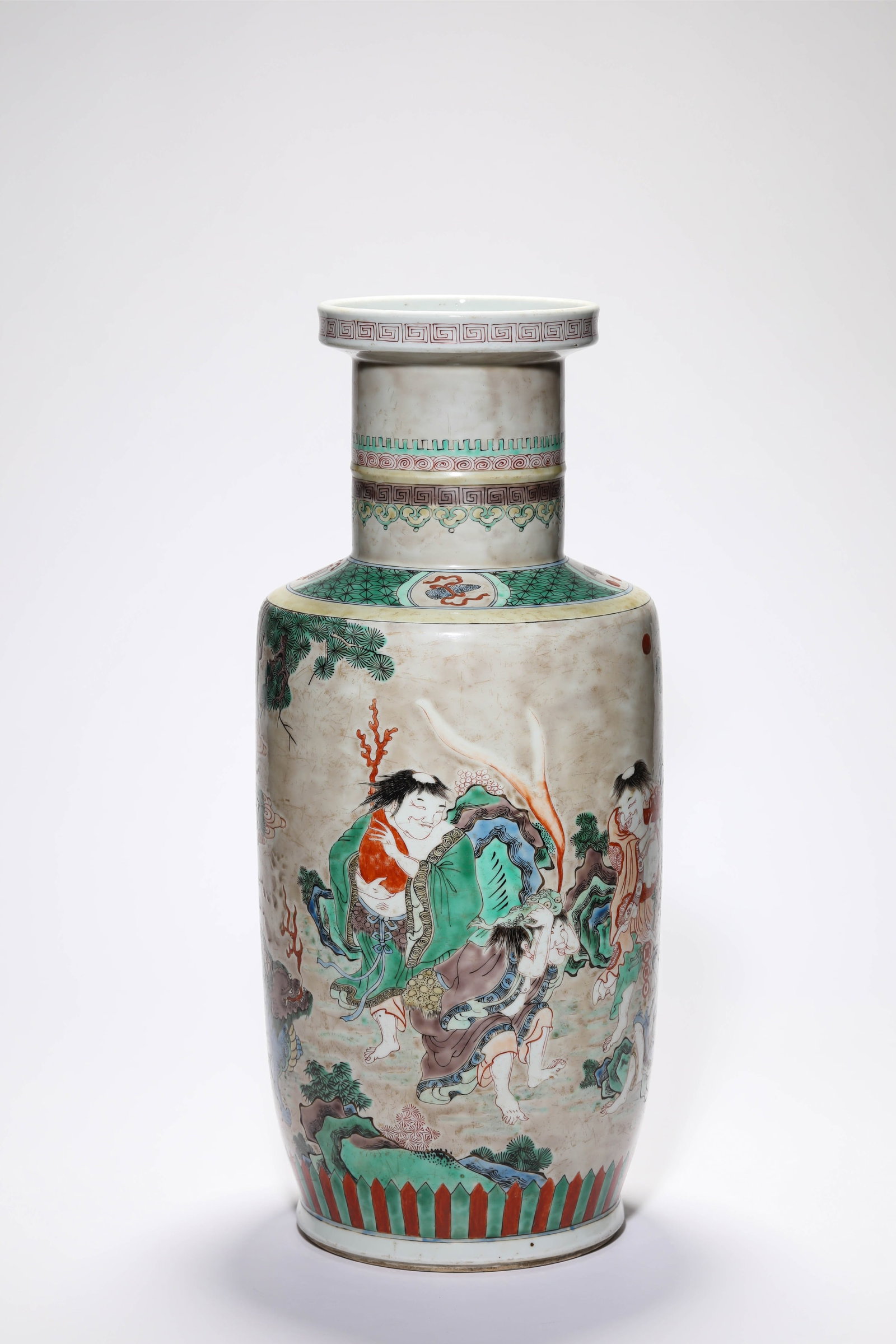 A WUCAI FIGURAL ROULEAU VASE: 19.8 CM × 45.5 CM