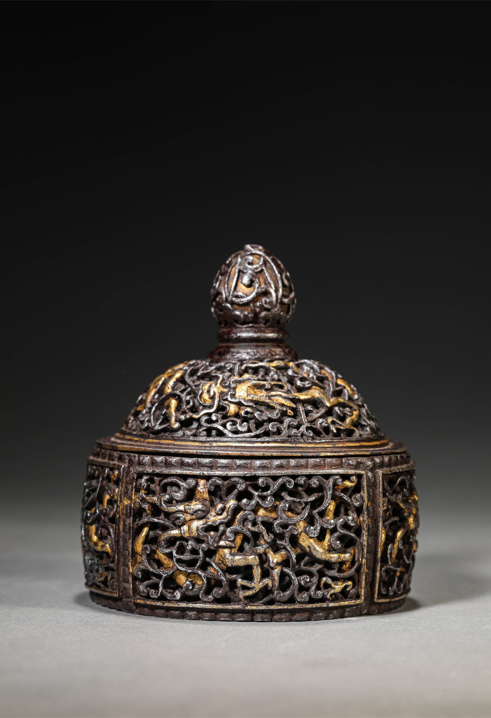 A TIBETAN IRON RELIQUARY WITH GOLD DECORATION: WEIGHT 836 G; WIDTH 11.1 CM × HEIGHT 11.6 CM