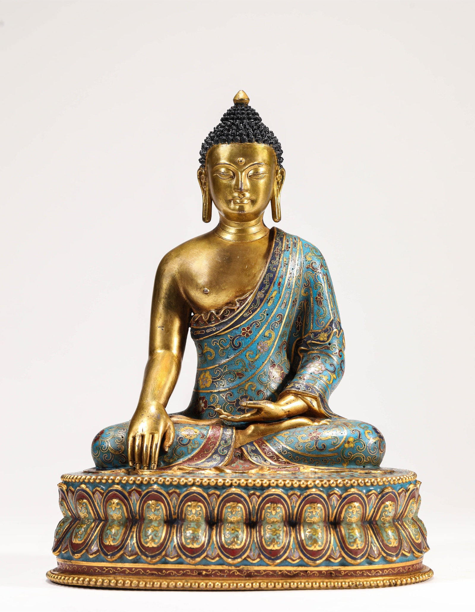 A CLOISONNÉ ENAMEL FIGURE OF SHAKYAMUNI: WEIGHT 1983 G; LENGTH 18.3 CM × WIDTH 13.7 CM × HEIGHT 23.5 CM