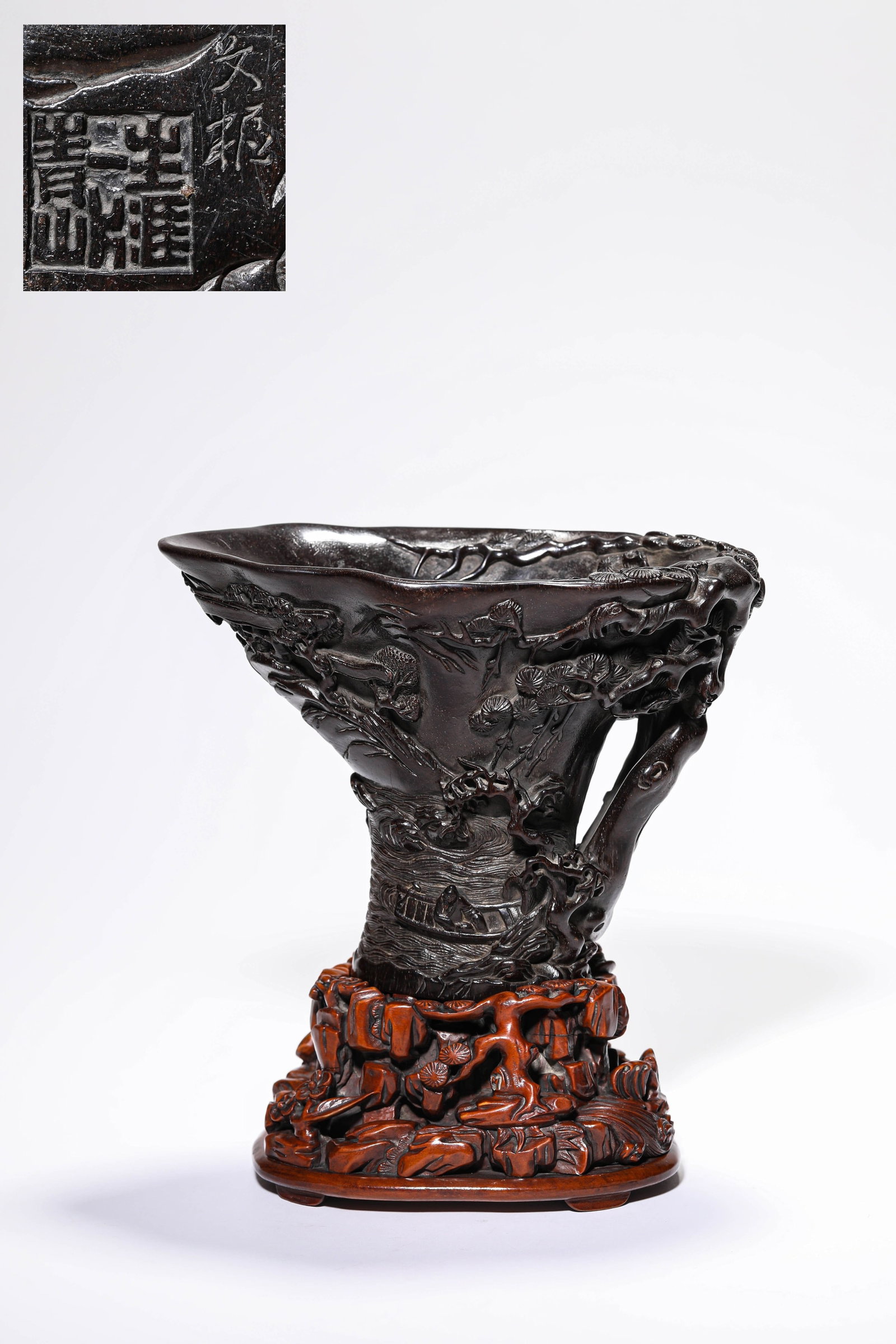 A WOOD CARVED RHINOCEROS HORN-STYLE LIBATION CUP WITH THE THREE FRIENDS OF WINTER: LENGTH 17.5 CM × WIDTH 11.1 CM × HEIGHT 18.5 CM