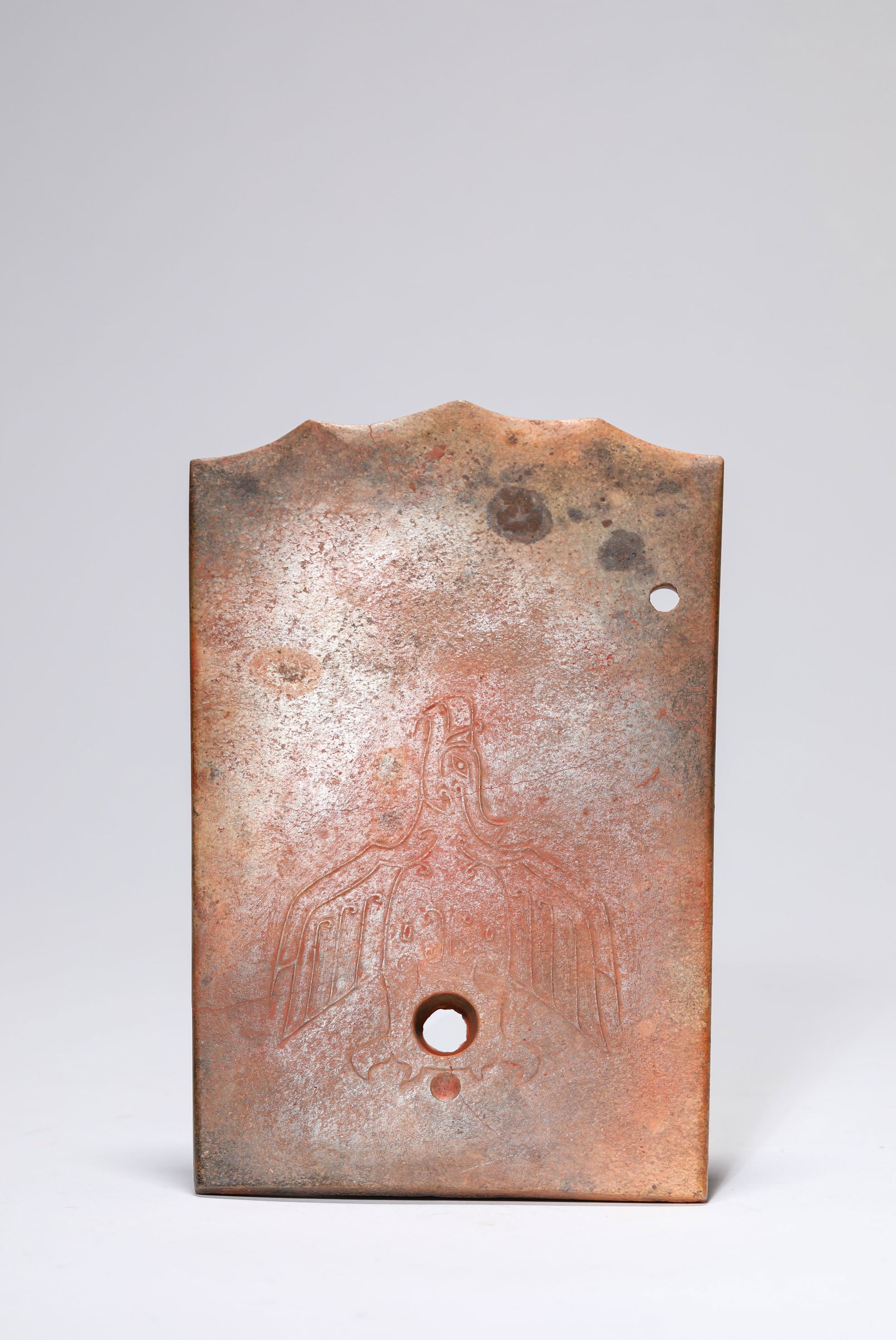 A JADE BATTLE AXE WITH BIRD DECORATION: WIDTH 11.4 CM × HEIGHT 17.1 CM